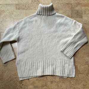 H&M Turtleneck Sweater EUC Size Medium
